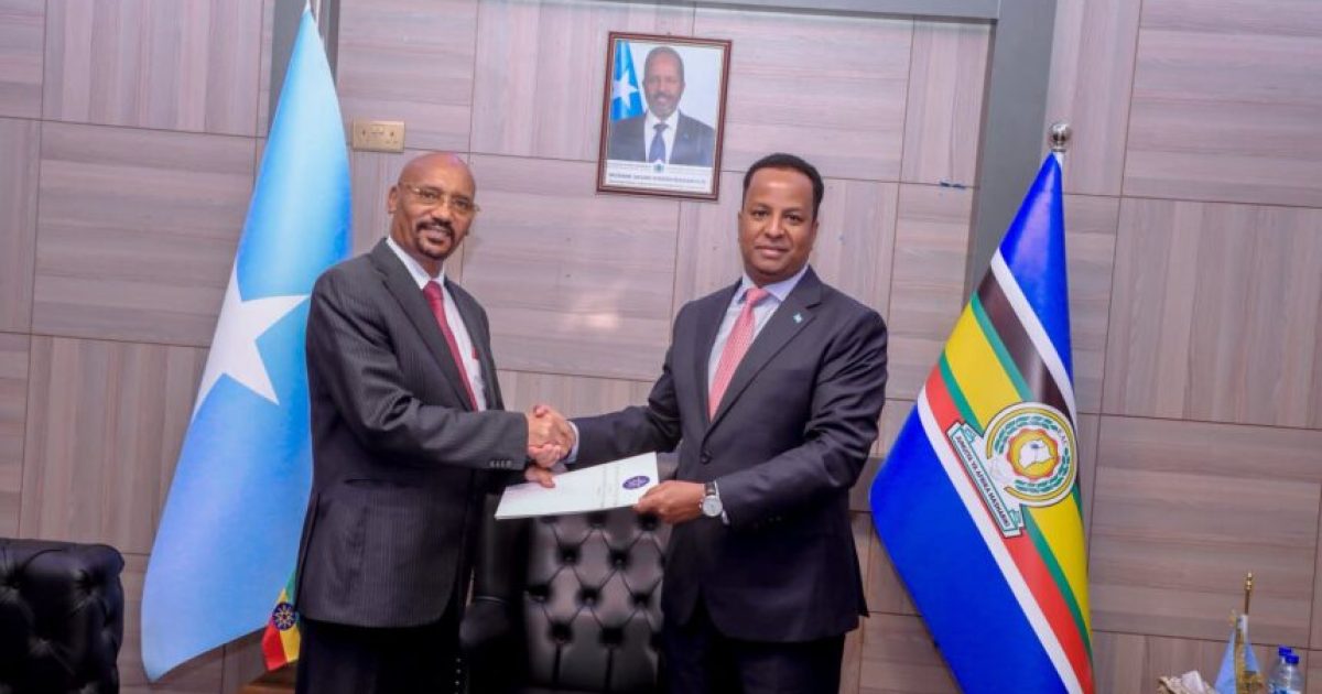 Wasiirka Arrimaha Dibadda oo nuqul ka mid ah warqadaha aqoonsiga danjirannimo ka guddoomay Safiirka Itoobiya