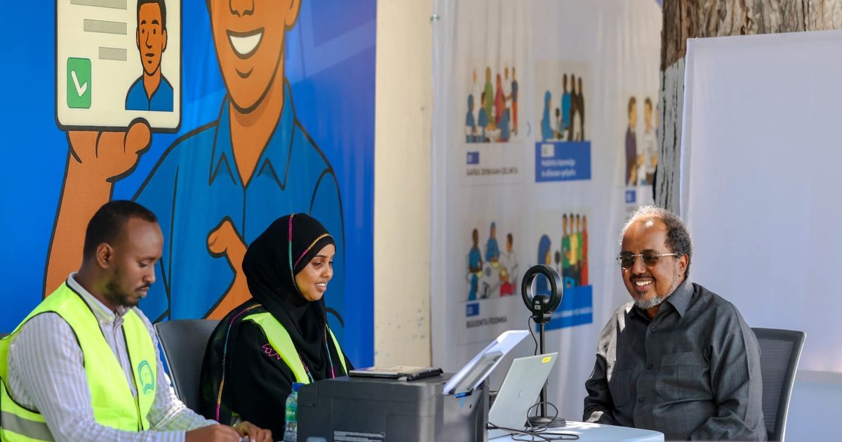 Madaxweyne Xasan Sheekh oo Degmada Warta Nabadda iska diiwaangeliyay