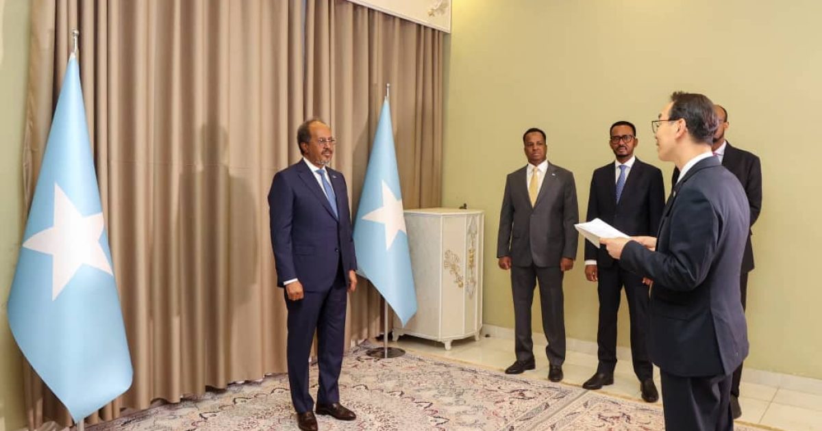 Madaxweyne Xasan Sheekh oo warqadaha aqoonsiga ka guddoomay Danjireyaal