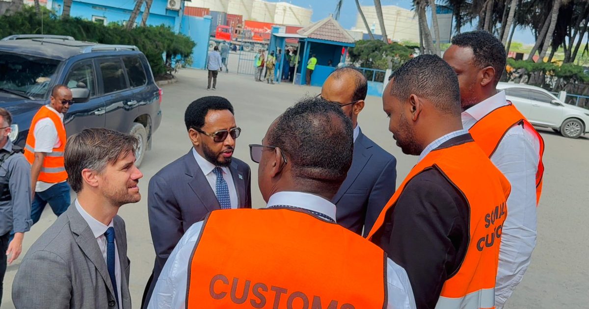 Wasiirka Maaliyadda XFS oo Dekedda Muqdisho ku soo dhaweeyay Safiirka Dowladda UK