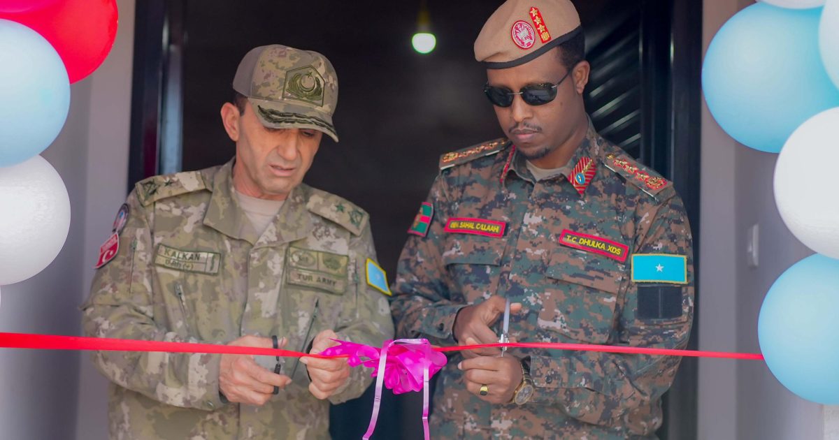 Taliyaha Ciidanka Dhulka Xoogga Dalka oo xariga ka jaray dhismaha Cusub ee Taliska Gorgor.