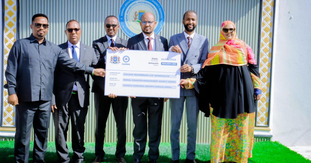 Guddoomiyaha Hay’adda SoDMA oo kaalmo lacag ah ku wareejiyay Gudiga Gurmadka abaaraha Gobolka