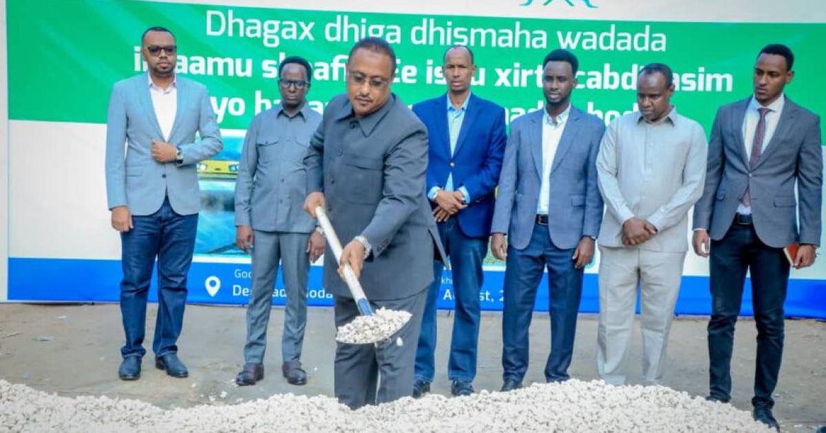 Guddoomiyaha gobolka Banaadir oo dhagax-dhigay dhismaha waddo cusub