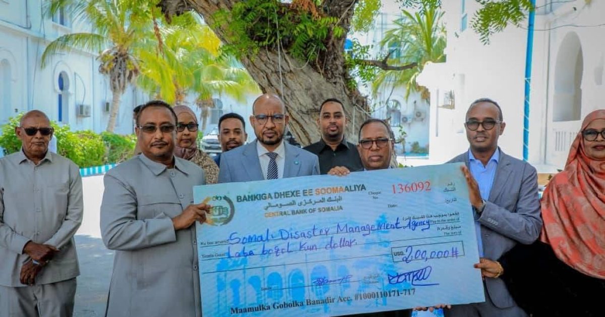 Maamulka Gobolka Banaadir oo hay’adda SODMA ku wareejiyay deeq lacageed oo lagu taageerayo  gurmadka abaaraha gobolka Awdal