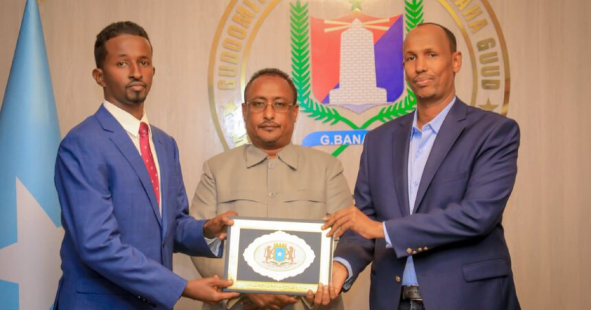 Guddoomiye Muungaab oo xilka u kala wareejiyay Guddoomiye Kuxigeenka cusub ee Howlaha Guud ee Gobolka Banaadir iyo midkii hore