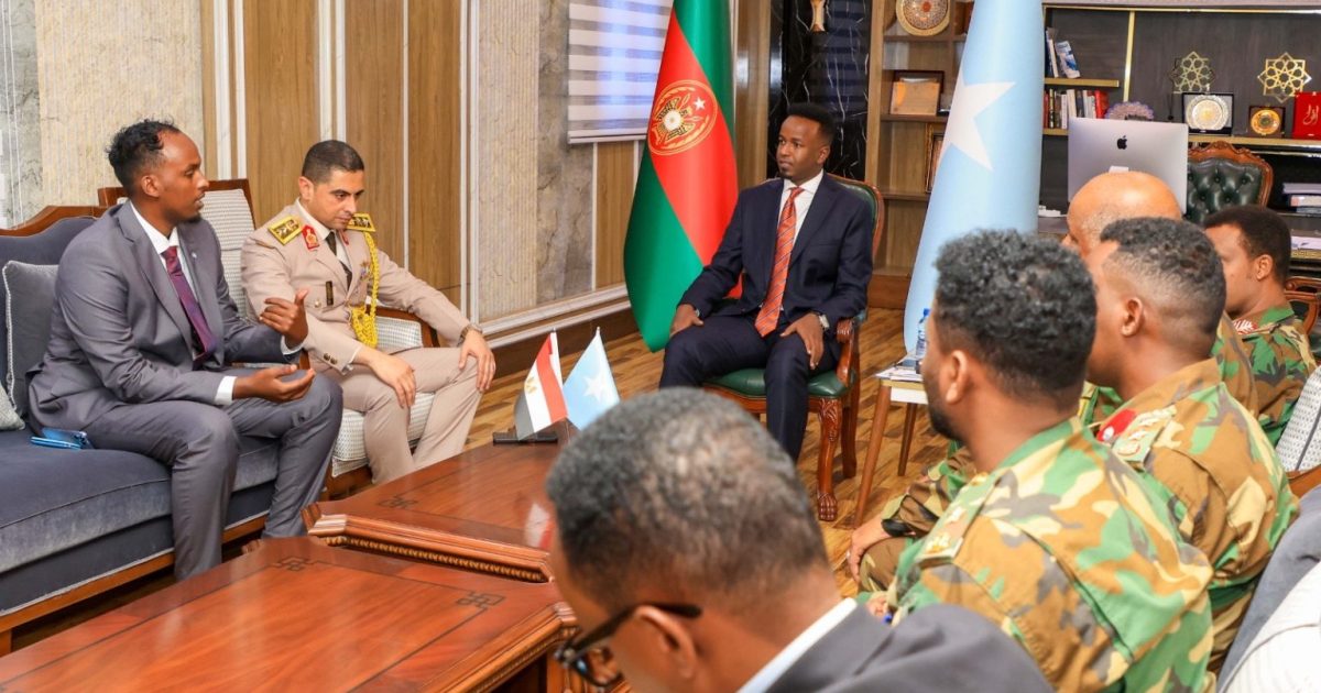 Wasiiru-dowlaha Gaashaandhigga XFS oo kulan la qaatay Xiriiriyaha Difaaca ee Safaaradda Masar