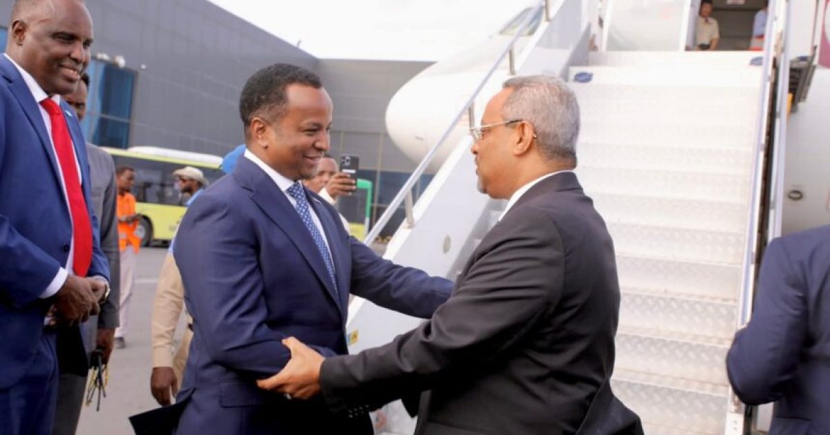 Wasiirka Arrimaha Dibadda oo garoonka Aadan Cadde ka sagootiyay dhiggiisa dalka Jabuuti