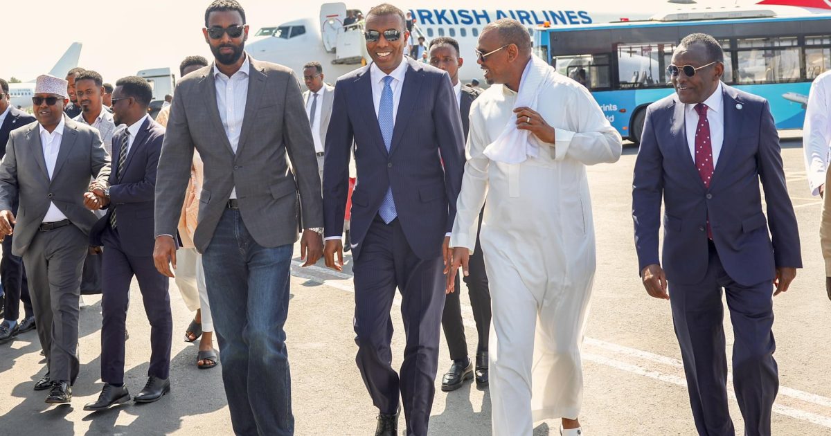 Ra’iisul Wasaare Xamsa Cabdi Barre oo saaka Dalka ku soo laabtay.