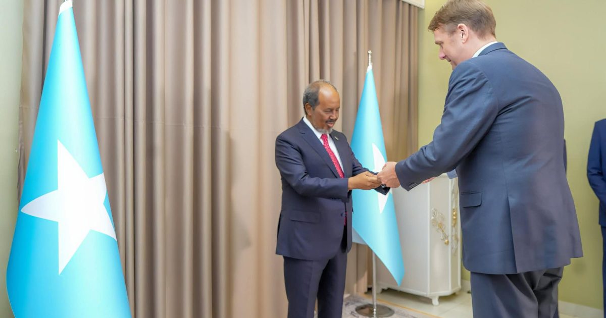 Madaxweyne Xasan Sheekh oo warqadaha aqoonsiga ka guddoomay Danjireyaasha Midowga Yurub iyo Netherland
