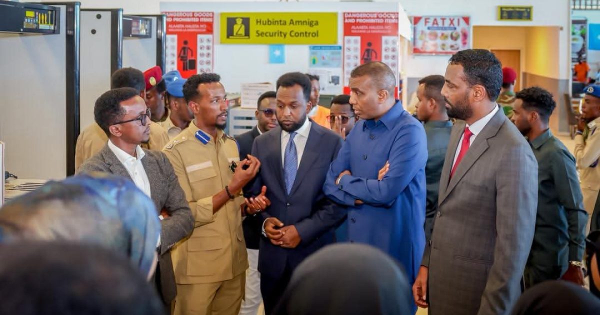 Ra’iisul Wasaare Xamsa oo kormeeray garoonka diyaaradaha Aadan Cadde