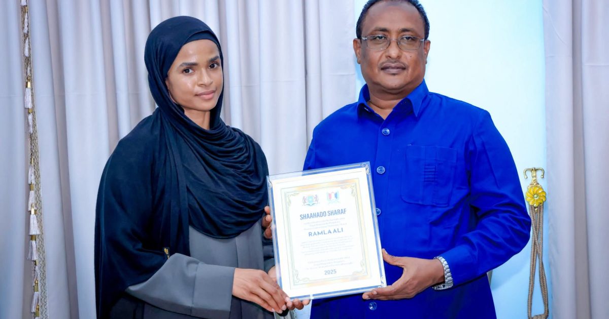 Guddoomiyaha Gobolka Banaadir oo bilad sharaf guddoonsiiyay Ramla Cali