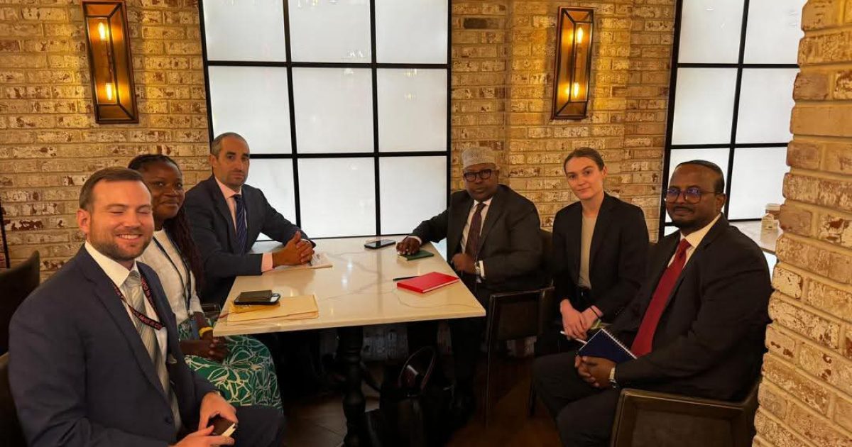 Wasiirka Gaashaandhigga XFS oo la kulmay Agaasimaha Fulinta ee Xarunta Dadka Rayidka ah ee Xilliyada Colaadaha