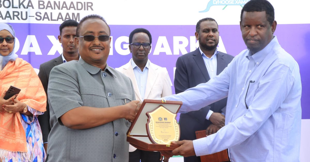 Duqa Caasimadda oo xarigga ka jaray dhismaha waddada Daarusalaam