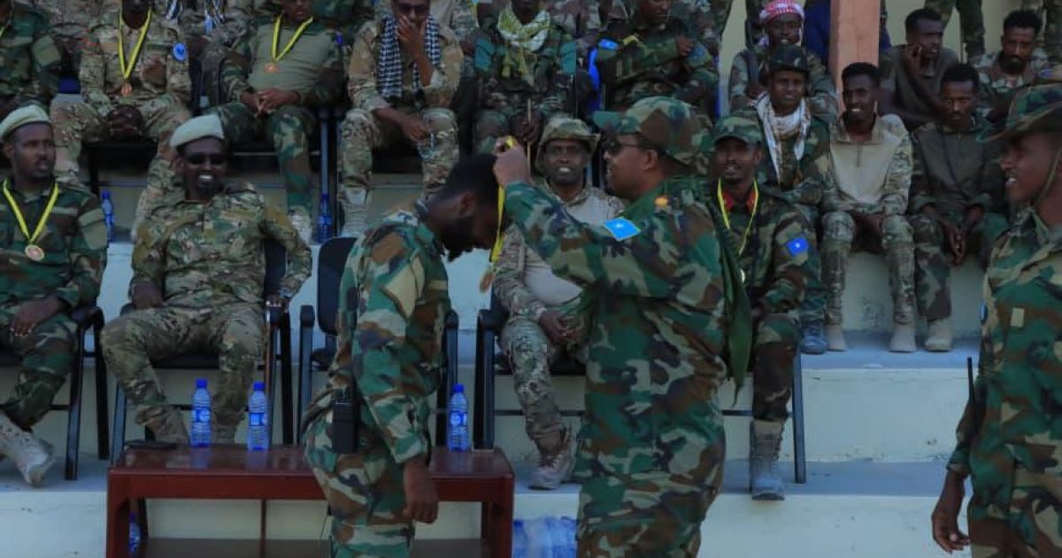 Taliyaha Ciidanka Dhulka oo Ceeldheer ku abaalmariyay Geesiyaasha Xoogga Dalka