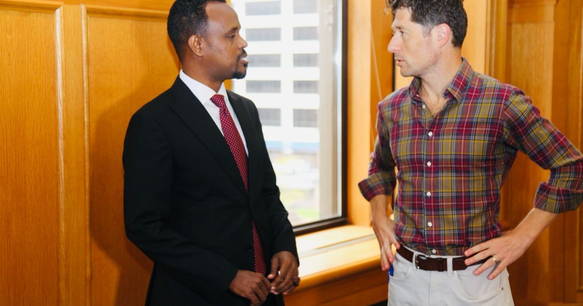 Wasiir Ku-xigeenka Wasaaradda Warfaafinta XFS oo kulan la qaatay Duqa Magaalada Minneapolis