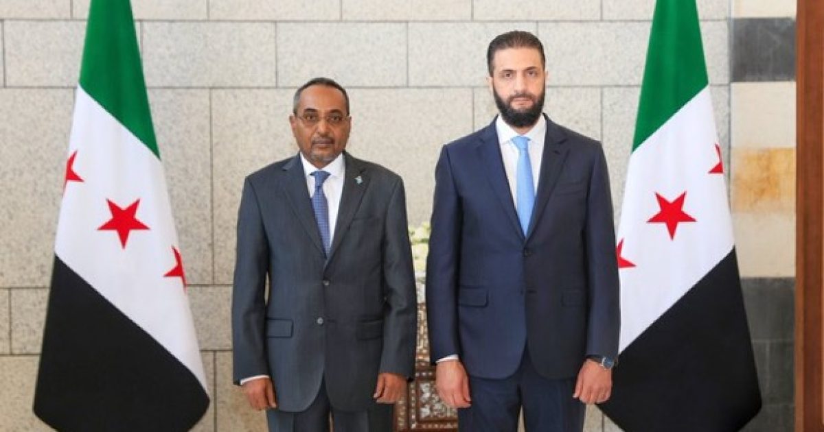 Madaxweynaha dalka Suuriya oo waraaqaha aqoonsiga safiirnimo ka guddoomay Safiirka cusub ee Soomaaliya