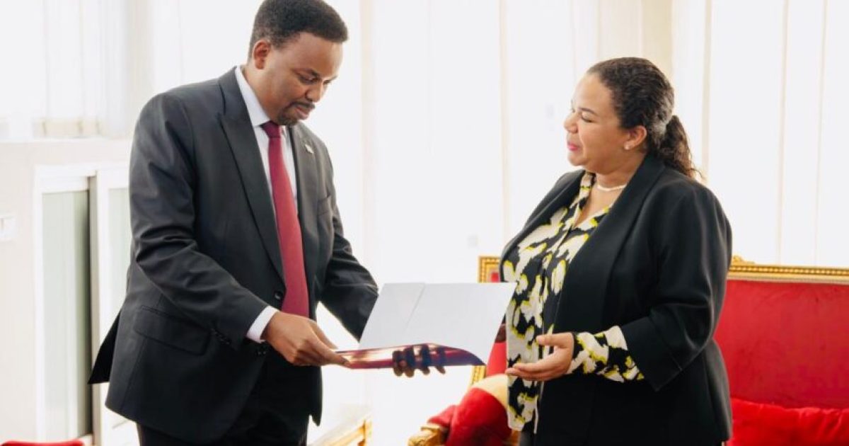 Safiirka Soomaaliya ee Tanzania iyo EAC oo laga guddoomay waraaqaha aqoonsiga danjirenimo ee dalka DRC Congo