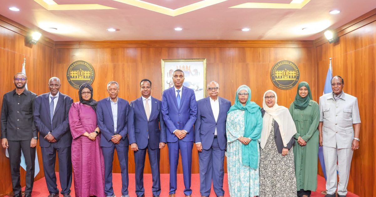 Ra’iisul Wasaare Xamsa oo kulan la qaatay Xildhibaannada Soomaaliya ku matelaya Baarlamaanka EAC