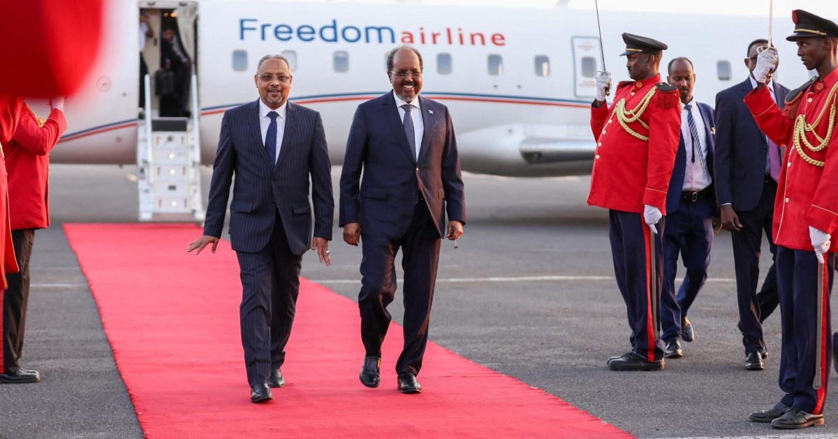 Madaxweyne Xasan Sheekh oo si diirran loogu soo dhaweeyay Jabuuti