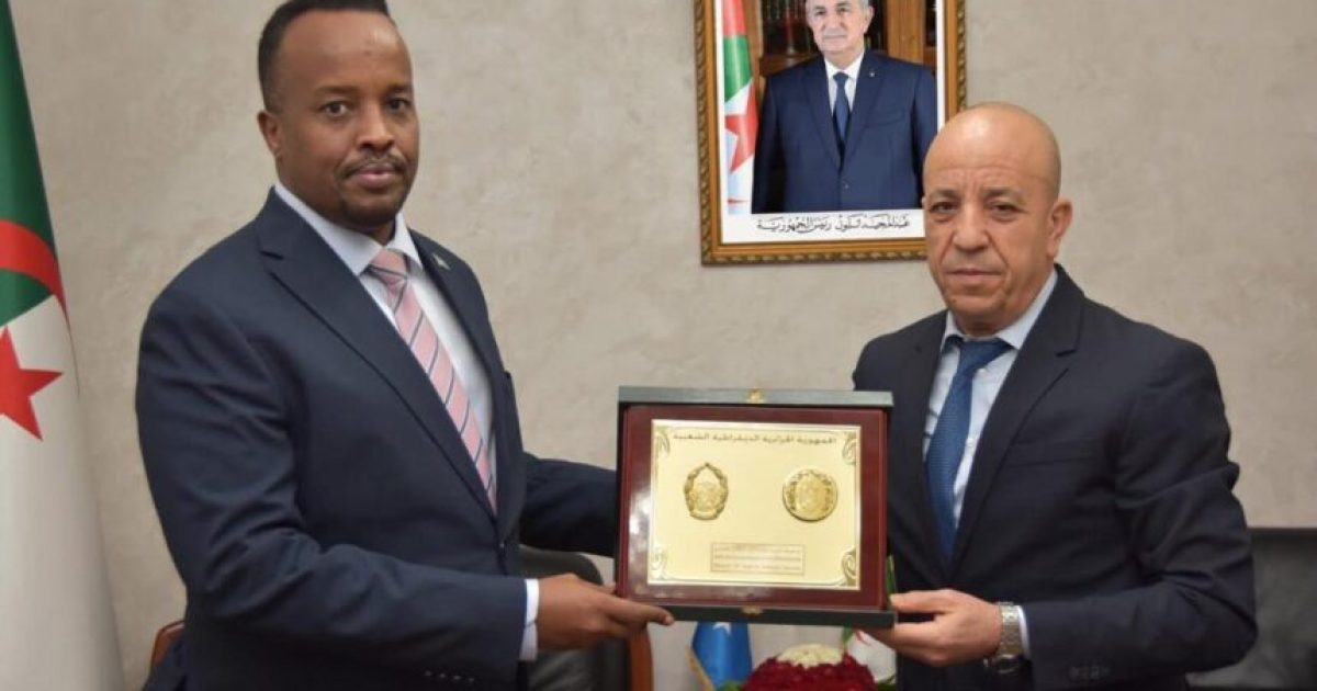 Safiirka JFS ee Aljeeriya oo kulan la qaatay Taliyaha Guud ee Booliska dalkaas