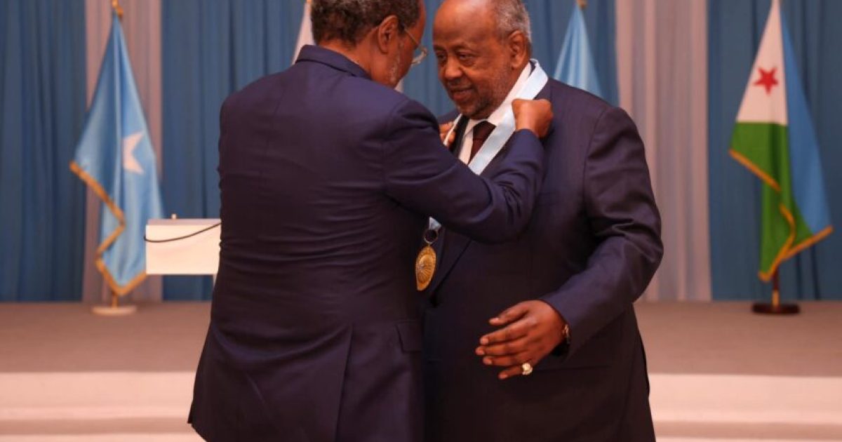 Madaxweynaha Soomaaliya oo Billad Sharaf Qaran Guddoonsiiyay Madaxweynaha Jabuuti