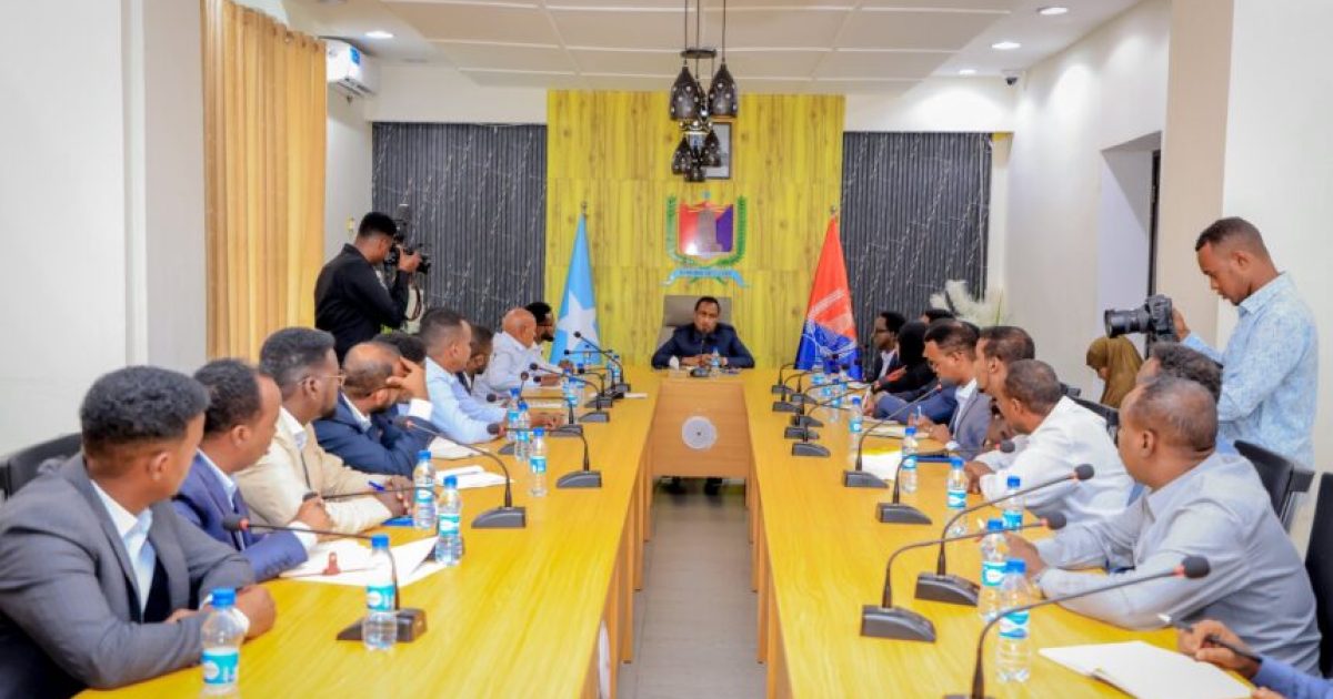 Duqa Muqdisho oo guddoomiyay kulan looga hadlayay amniga