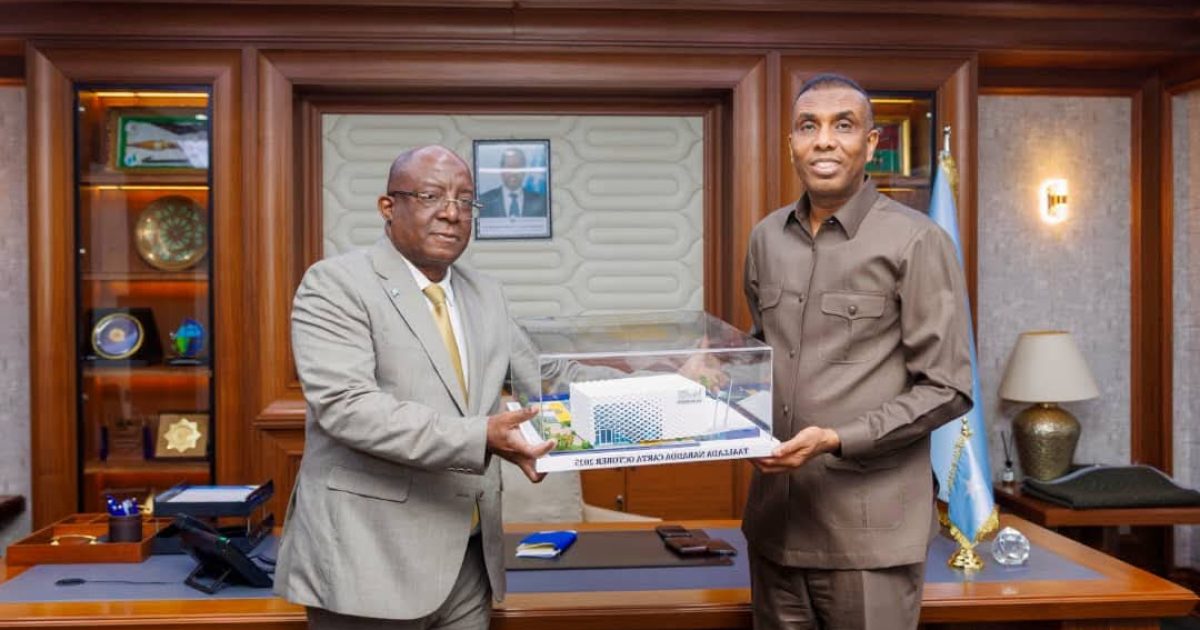 Wasiirka Warfaafinta oo haddiyad ku saabsan Matxafka Carta guddoonsiiyay Ra’iisul Wasaaraha.