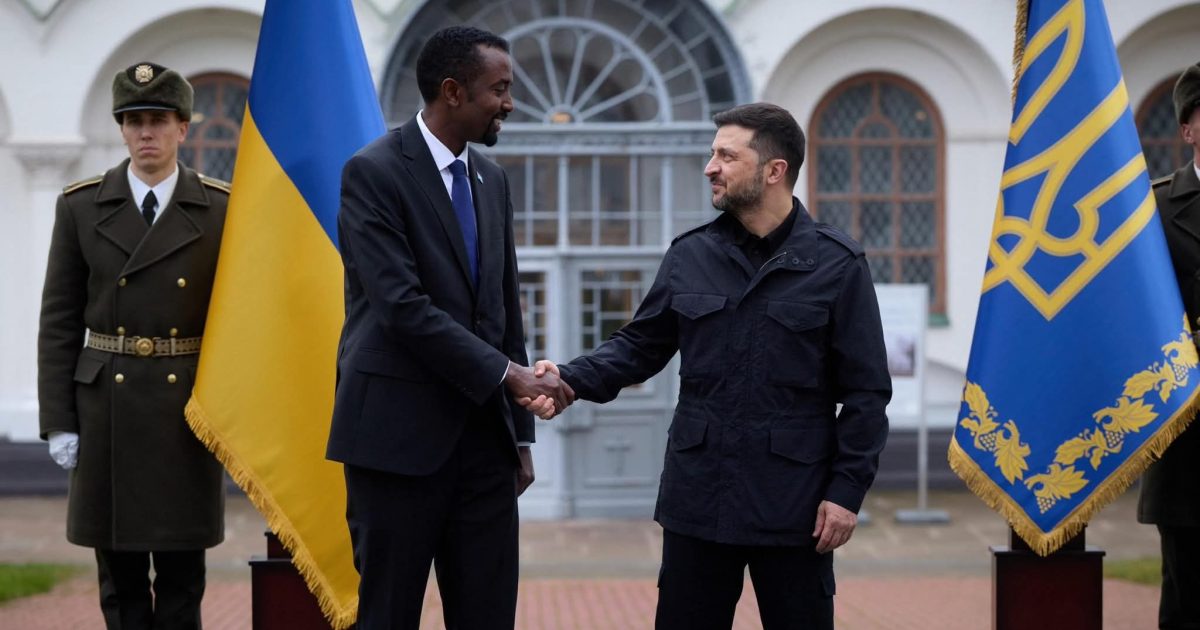 Danjire Maxamed Cabdullaahi oo waraaqaha aqoonsiga Safiirnimo u gudbiyay Madaxweynaha dalka Ukraine