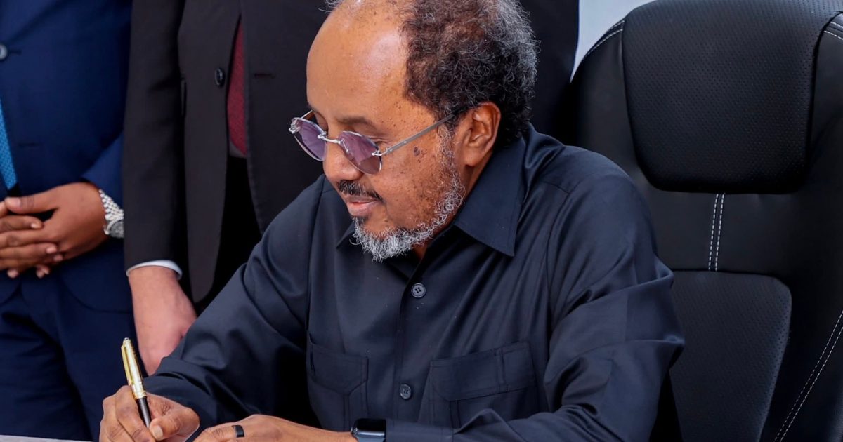 Madaxweyne Xasan Sheekh oo kormeer shaqo ku tagay Safaaraddeenna dalka Aljeeriya .