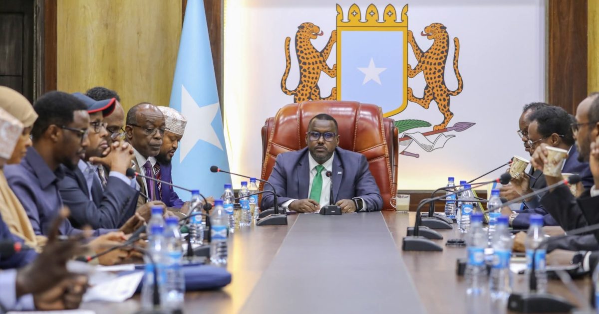 Guddoomiye kuxiyeenka labaad ee Golaha Shacabka oo shir Guddoomiyay Kulanka guddiga joogtada. 