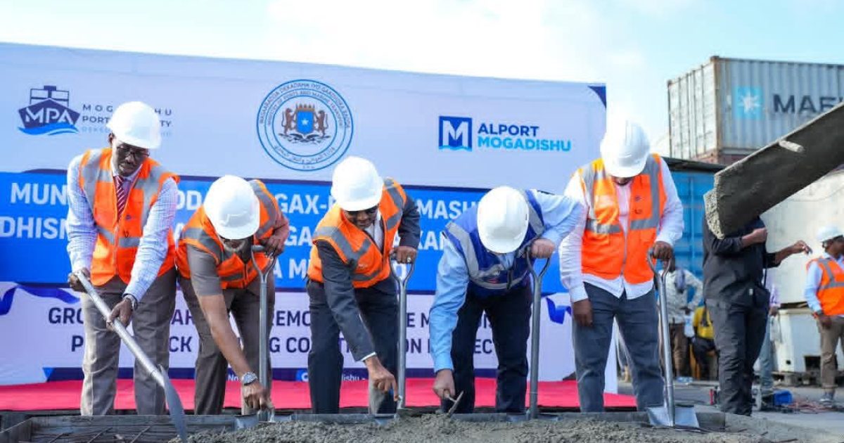 Wasiirka Dekedaha oo dhagax dhigay mashruuca dhismaha waddooyinka Dekedda  Muqdisho