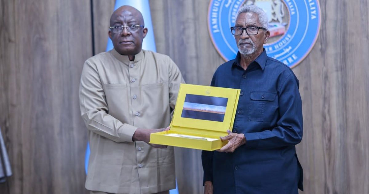 Wasiirka Warfaafinta XFS oo hadiyad guddoonsiiyay Guddoomiyaha Aqalka Sare