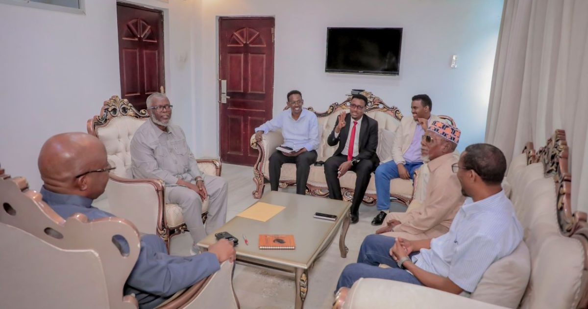 Wasiirka Warfaafinta oo kulan la qaatay masuuliyiinta qeybaha kala duwan ee Wasaaradda.