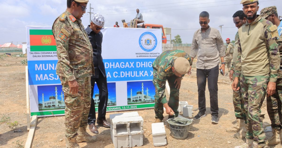 Taliyaha Ciidanka Dhulka iyo Agaasimaha Wasaaradda Awqaafta oo dhagax dhigay Masaajid cusub.