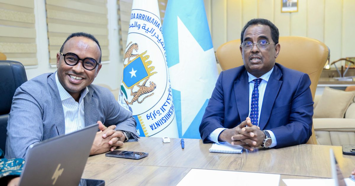 Wasiirka Arrimaha Gudaha XFS oo la kulmay Madaxda Hay’adda SoDMA