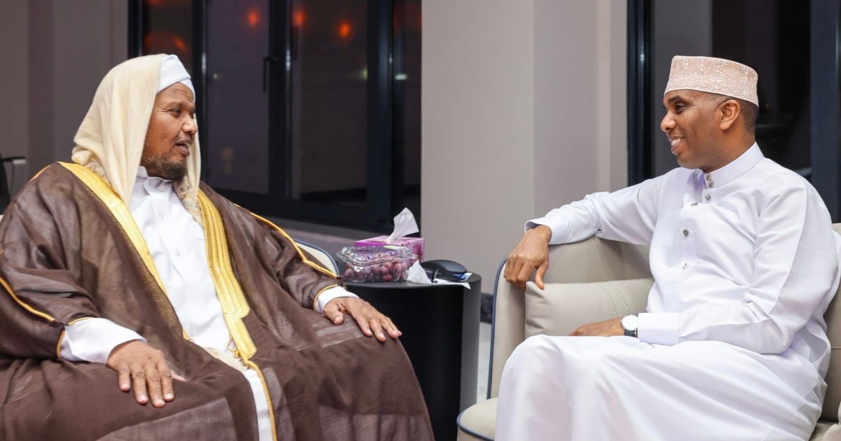 Ra’iisul Wasaraaha XFS oo hoygiisa ku booqday Sheekh Cabdirashiid Sheekh Cali Suufi