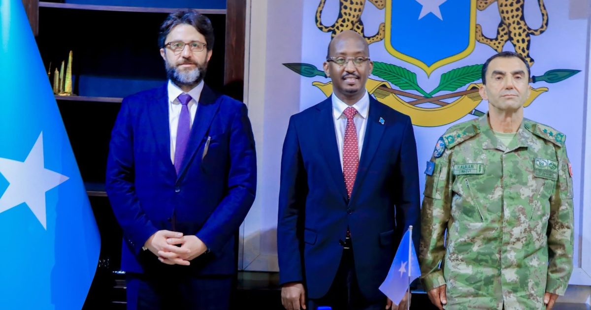 Wasiirka Kalluumeysiga Iyo Dhaqaalaha Buluugga XFS oo xafiiskiisa ku qaabilay safiirka Turkiga ee Soomaaliya