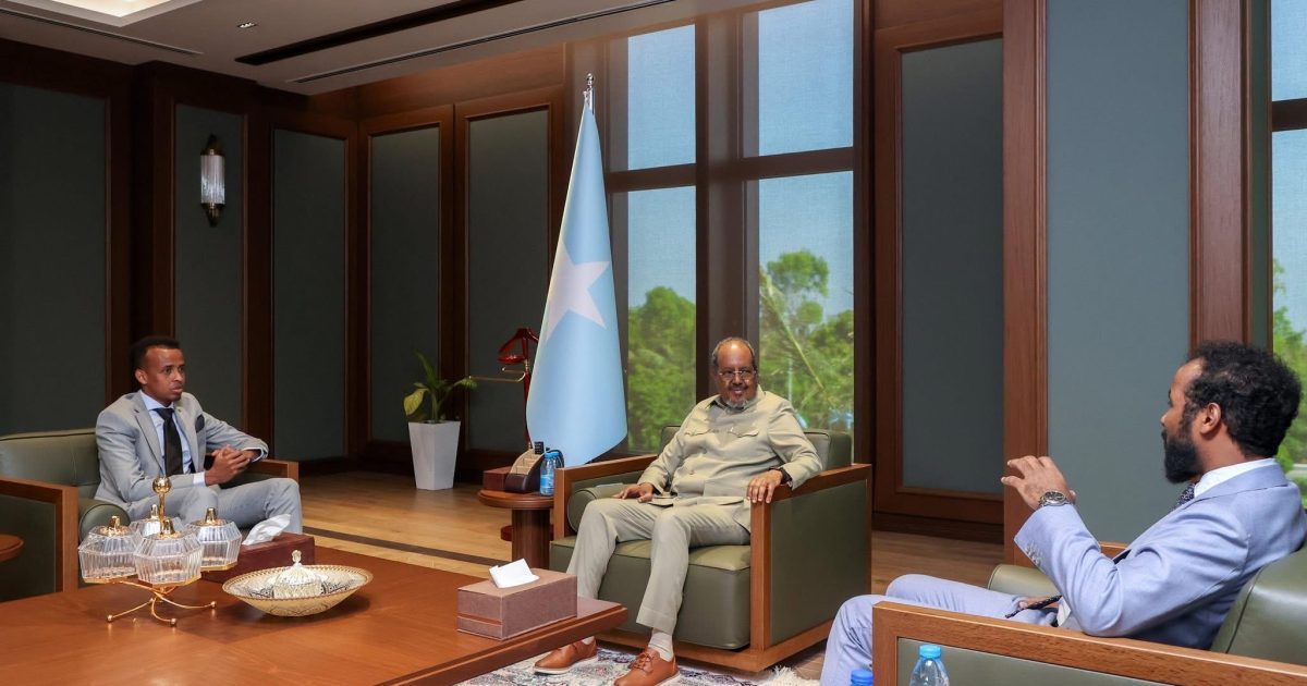 Madaxweyne Xasan Sheekh oo madaxtooyada ku qaabilay garsoore Cumar Cartan
