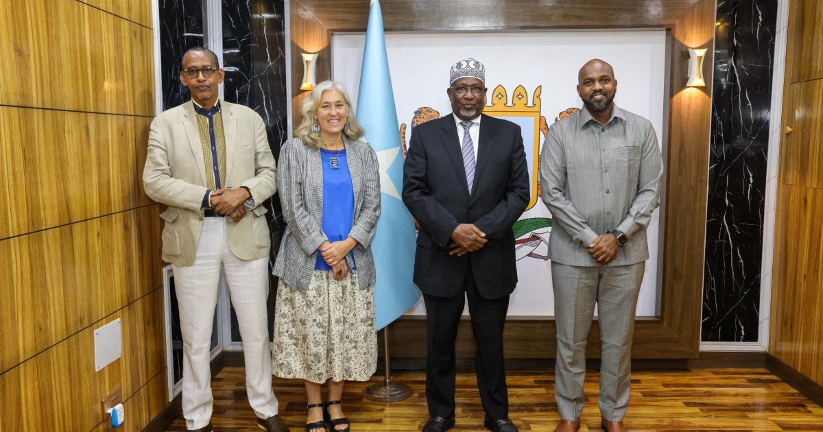 Guddoomiye Golaha Shacabka Oo Xafiiskiisa Ku Qaabilay Safiirka Midowga Yurub Ee Soomaaliya