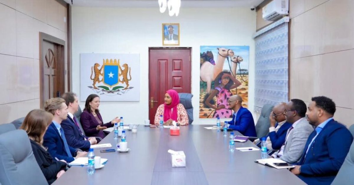 Wasiirka Qoyska oo Muqdisho kusoo dhaweysay Wafdi ka socda Boqortooyada Ingiriiska