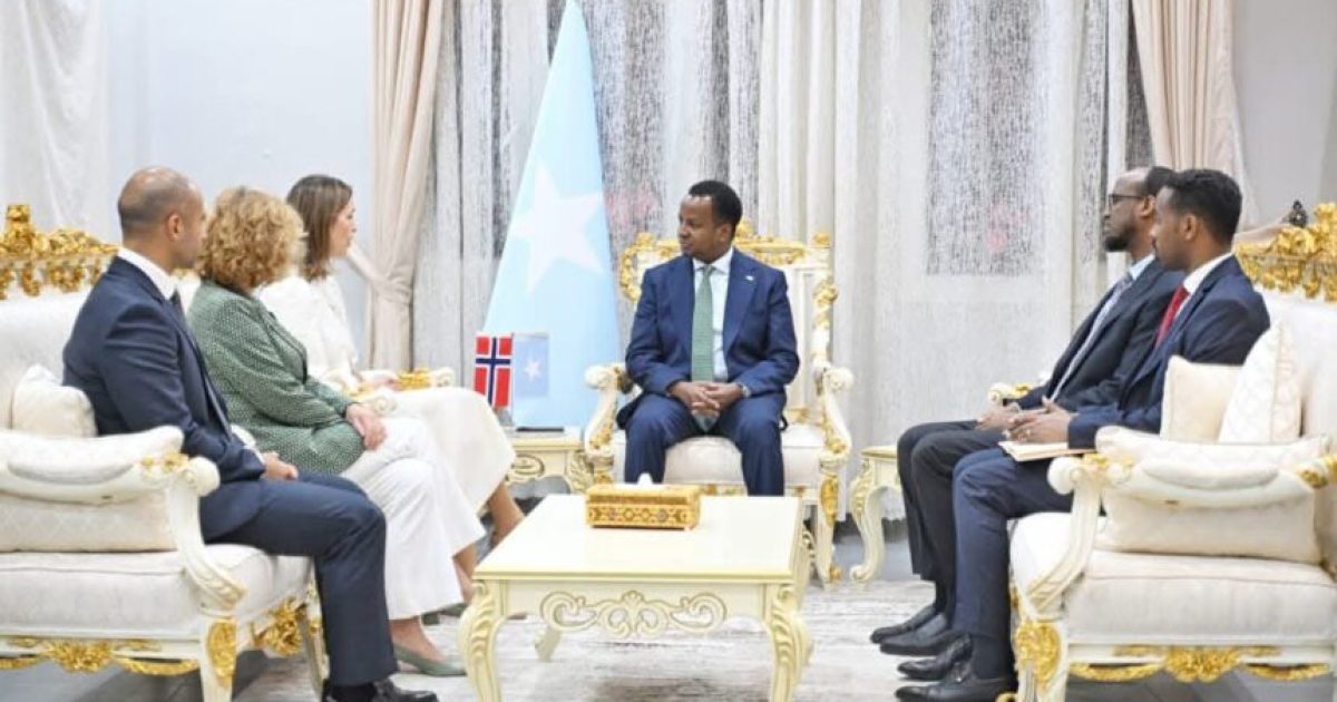 Wasiirka Arrimaha Dibadda XFS oo Nuqullo ka Guddoomay Waraaqaha Aqoonsiga Danjirenimo ee Safiirrada Dalal kala Duwan.