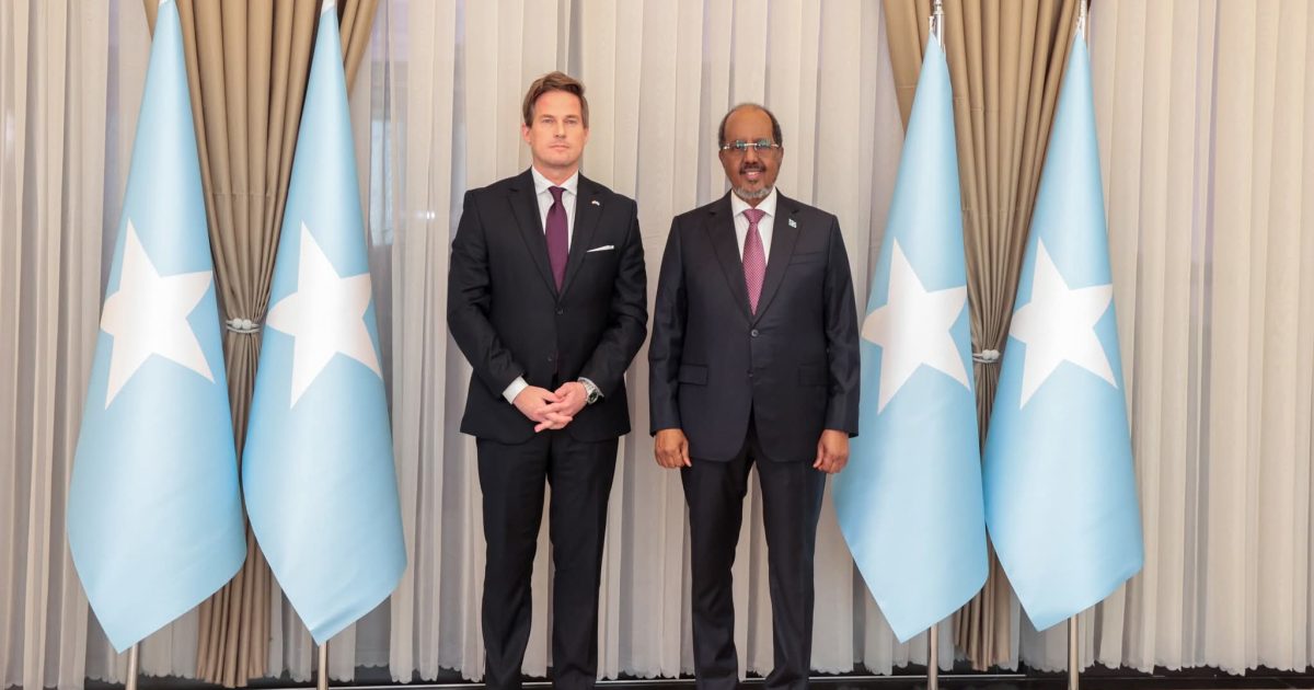 Madaxweyne Xasan Sheekh oo warqadaha aqoonsiga Danjirenimo ka guddoomay Safiirada siddeed dal