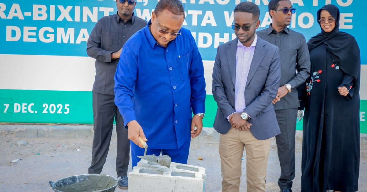 Guddoomiyaha Gobolka Banaadir oo dhagax-dhigay dayactirka Warta Boondheere. 