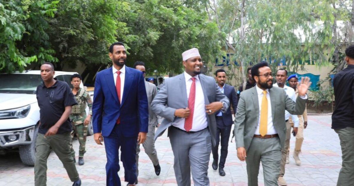 Wasiirro ka tirsan xukuumadda oo kormeeray degmooyinka gobolka Banaadir oo kaarka codbixinta laga qaadanayo