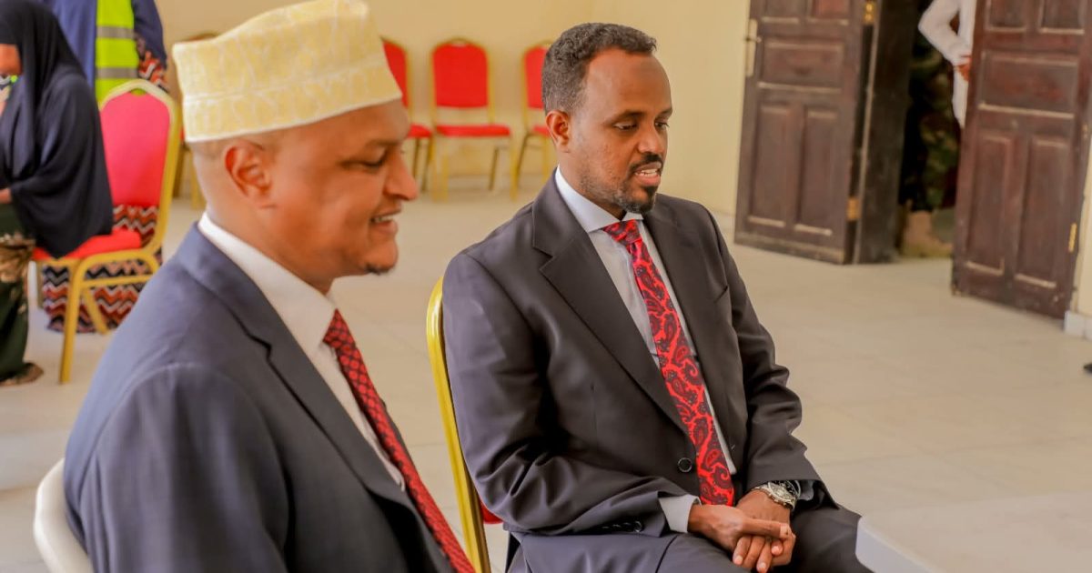 Xildhibaan Mahdi Guuleed iyo Wasiir Al-Cadaala oo qaatay kaarka codbixinta