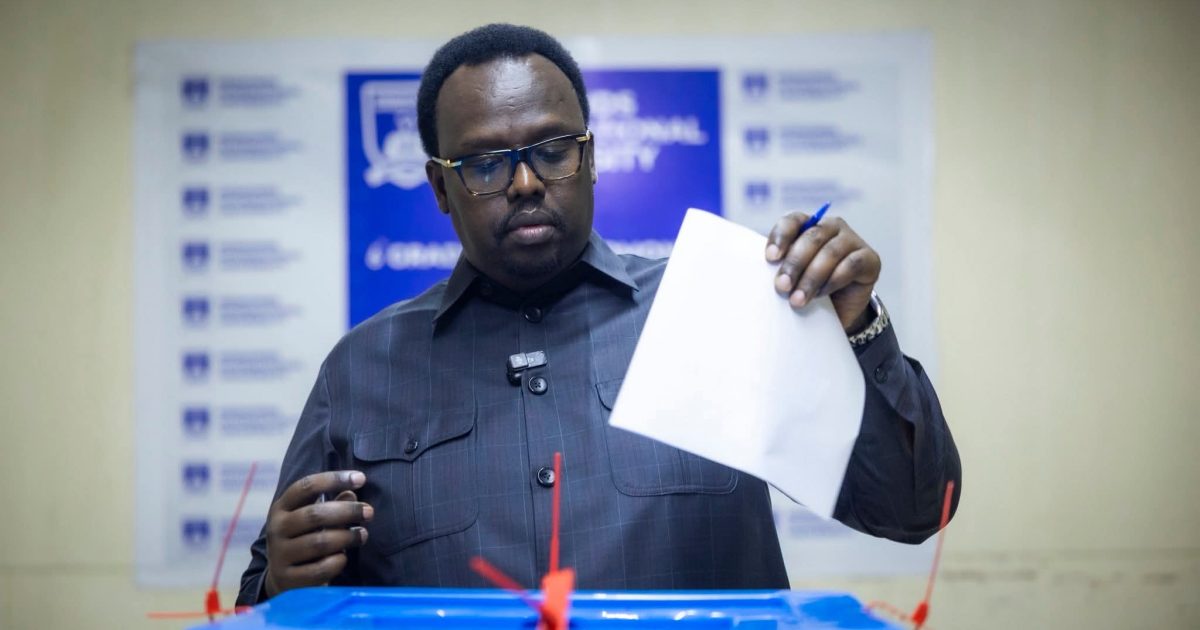 Ra’iisul Wasaare Ku-Xigeenka kobaad ee dalka oo codkiisa saakay ka dhiibtay D.Hodan ee gobolka Banaadir.