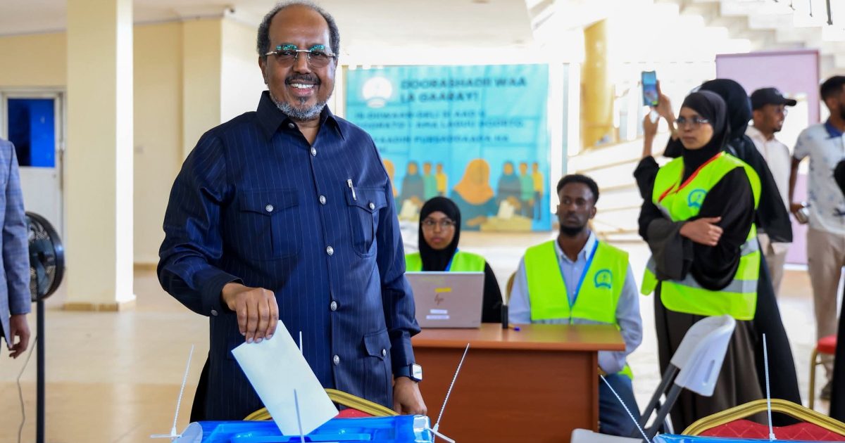 Madaxweynaha JFS oo codkiisa ka dhiibtay doorashada Golaha Deegaanka gobolka Banaadir