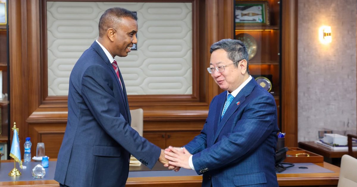 Ra’iisul Wasaare Xamse oo xafiiskiisa ku qaabilay Safiirka Shiinaha ee Soomaaliya.