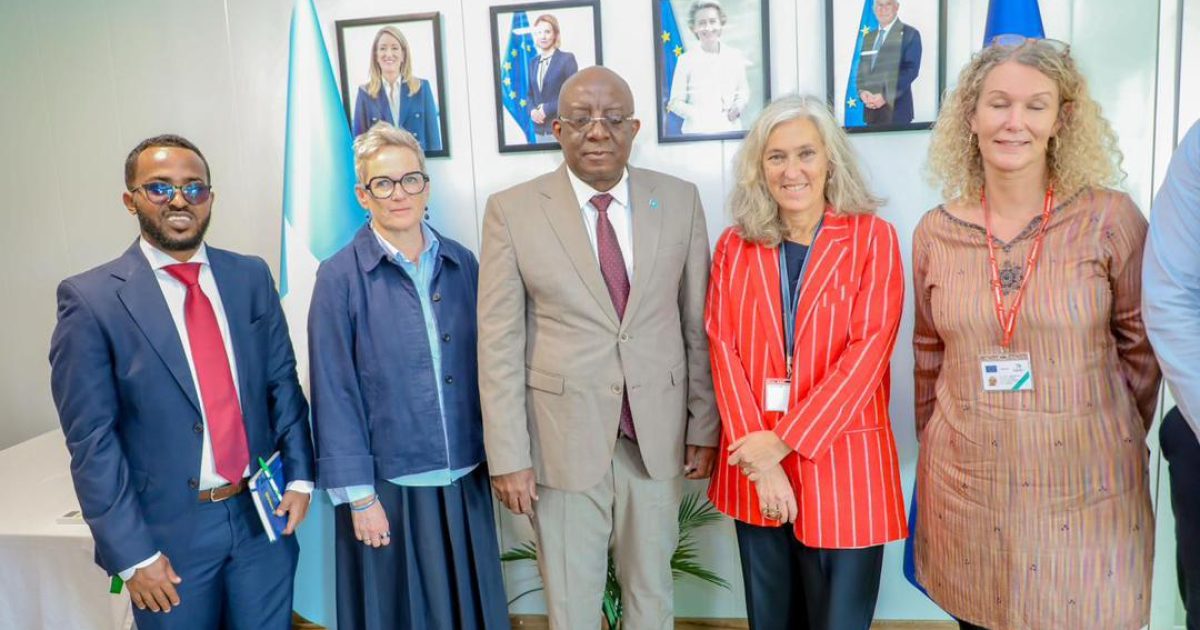 Wasiirka Warfaafinta oo la kulmay Safiirka Midowga Yurub ee Soomaaliya.