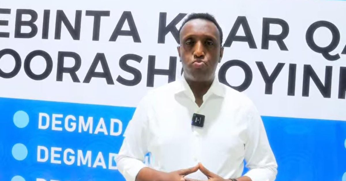 Guddoomiyaha Guddiga Doorashooyinka oo ka hadlay daabulidda qalabka codbixinta.